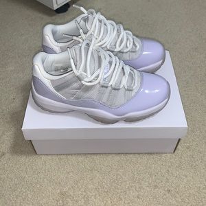Pure violet 11s SIZE- 6Y/7.5W